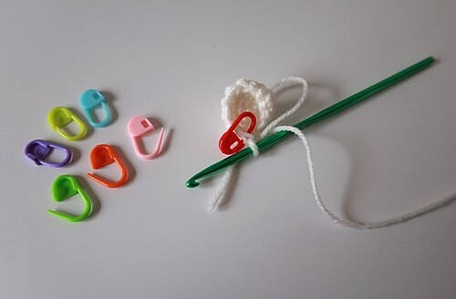 Locking crochet stitch markers; illustrative category photo.