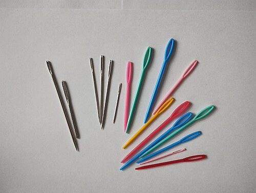 Metal and plastic yarn needles; illustrative category photo.